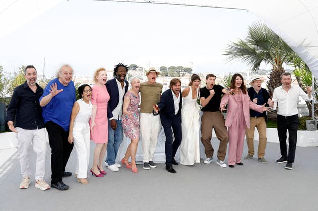 CANNES, FRANCE MAY 22, 2022 Dolly De Leon, Sunnyi Melles, Jean Christophe Folly, Vicki Berlin, Woody Harrelson, Ruben Ostlund, Charlbi Dean, Harris Dickinson, Iris Berben, Henrik Dorsin, Philippe Bober attends the photocall for Triangle Of Sadness during the 75th Cannes Film Festival held at the Palais des Festivals on May 22, 2022 in Cannes, France Photo by John Foto:xD.xBedrosianx xFuturexImage