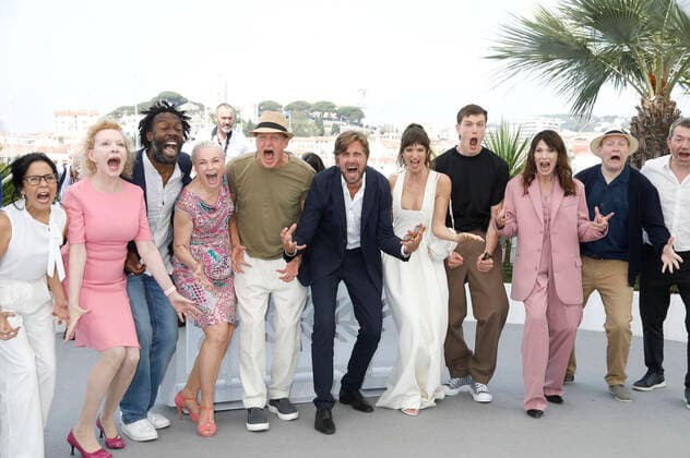 Dolly De Leon, Sunnyi Melles, Jean Christophe Folly, Vicki Berlin, Woody Harrelson, Ruben Östlund, Charlbi Dean, Harris Dickinson, Iris Berben, Henrik Dorsin and Philippe Bober at the photocall for the feature film Triangle of Sadness at the Festival de Cannes 2022 75 Cannes International Film Festival at the Palais des Festivals Cannes, 22 05 2022. Foto:xD.xBedrosianx xFuturexImage