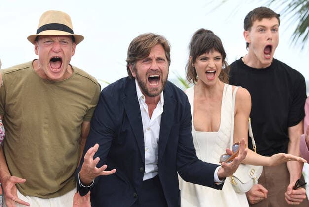 American actor Woody Harrelson, South African actress Charlbi Dean Kriek, Swedish director Ruben Ostlund and British actor Harris Dickinson attend the photo call for Triangle of Sadness at Palais des Festivals at the 75th Cannes Film Festival, France on Sunday, May 22, 2022.  CAN20220522109 RUNExHELLESTAD