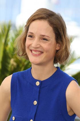 75eme Festival International du Film de Cannes. 75th Cannes Film Festival. Photocall with cast of the film Plus que jamais . Vicky Krieps. 280528 2022-05-21 Cannes France  Copyright: xIsabellexVautierx xStarfacex STAR_280528_009