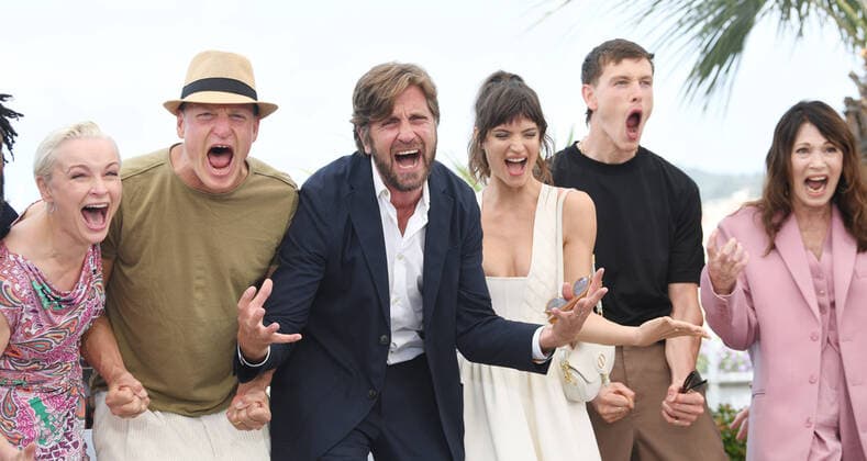 Bilder des Jahres 2022, Entertainment 05 Mai Entertainment Themen der Woche KW20 75th Cannes Film Festival - Triangle Of Sadness - Photocall Featuring: Vicki Berlin, Woody Harrelson, Charlbi Dean, Ruben Ostlund, Iris Bergen and Harris Dickinson Where: Cannes, France When: 22 May 2022 Credit: Cover Images Copyright: xx 51566317 EDITORIAL USE ONLY. NOT FOR USE BY NEWSPAPERS BASED IN THE UK.