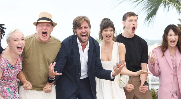 75th Cannes Film Festival - Triangle Of Sadness - Photocall Featuring: Vicki Berlin, Woody Harrelson, Charlbi Dean, Ruben Ostlund, Iris Bergen and Harris Dickinson Where: Cannes, France When: 22 May 2022 Credit: Cover Images Copyright: xx 51566318 EDITORIAL USE ONLY. NOT FOR USE BY NEWSPAPERS BASED IN THE UK.