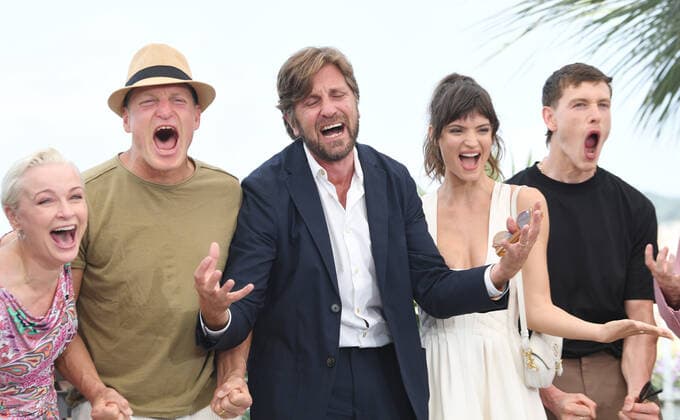75th Cannes Film Festival - Triangle Of Sadness - Photocall Featuring: Vicki Berlin, Woody Harrelson, Charlbi Dean, Ruben Ostlund and Harris Dickinson Where: Cannes, France When: 22 May 2022 Credit: Cover Images Copyright: xx 51566319 EDITORIAL USE ONLY. NOT FOR USE BY NEWSPAPERS BASED IN THE UK.