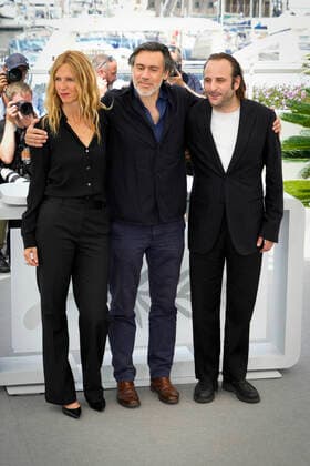 Photo IPP Daniele Cifala™ Cannes 22 05 2022 Chronique D Une Liaison Passagere Diary Of A Fleeting Affair Photocall The 75th Annual Cannes Film FestivalIn photo Sandrine Kiberlain, Director Emmanuel Mouret and Vincent Macaigne Italy Photo Press World Copyright  0