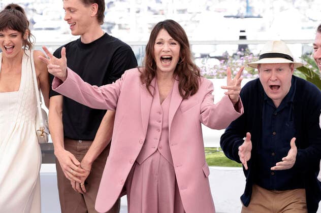 Charlbi Dean Kriek, Harris Dickinson, Iris Berben and Henrik Dorsin at the photocall for the feature film Triangle of Sadness at the Festival de Cannes 2022 75 Cannes International Film Festival at the Palais des Festivals Cannes, 22 05 2022 Foto:xS.xGabschx xFuturexImage