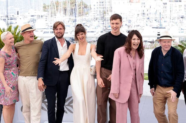 Vicki Berlin, Woody Harrelson, Ruben Östlund, Charlbi Dean Kriek, Harris Dickinson, Iris Berben and Henrik Dorsin at the photocall for the feature film Triangle of Sadness at the Festival de Cannes 2022 75 Cannes International Film Festival at the Palais des Festivals Cannes, 22 05 2022. Foto:xS.xGabschx xFuturexImage
