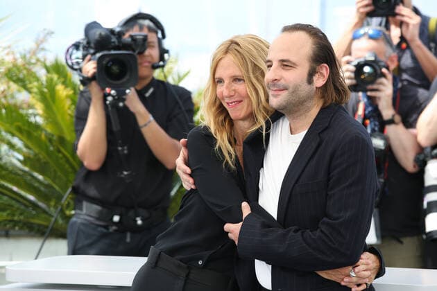 75eme Festival International du Film de Cannes. Photocall du film Chronique d une liaison passagere . 75th Cannes Film Festival. Photocall with cast of the film Chronique d une liaison passagere . Sandrine Kiberlain and Vincent Macaigne. 280558 2022-05-22 Cannes France Kiberlain, Sandrine; Macaigne, Vincent  Copyright: xIsabellexVautierx xStarfacex STAR_280558_015
