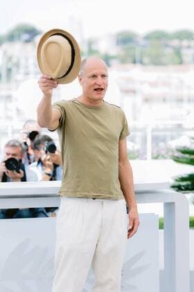 75eme Festival International du Film de Cannes. Photocall du film Triangle of sadness . 75th International Cannes Film Festival. Photocall with Triangle of sadness movie cast 280538 0000-00-00 Cannes France Harrelson, Woody  Copyright: xTerencexBaelenx STAR_280538_021