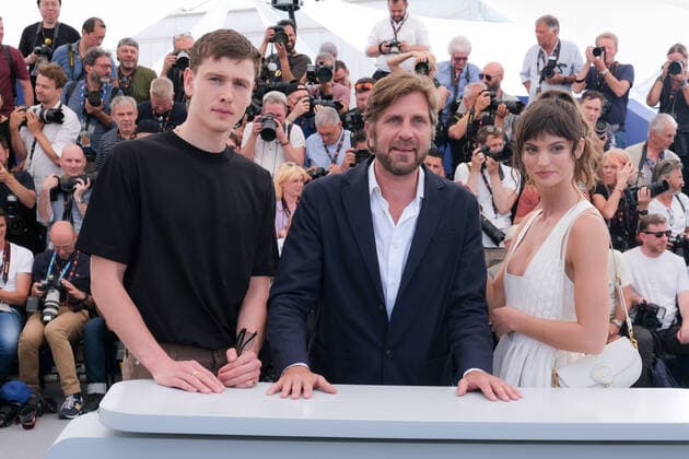 75eme Festival International du Film de Cannes. Photocall du film Triangle of sadness . 75th International Cannes Film Festival. Photocall with Triangle of sadness movie cast 280569 2022-05-22 Cannes France Ostlund, Ruben; Dean, Charlbi  Copyright: xSergexArnalx xStarfacex STAR_280569_015