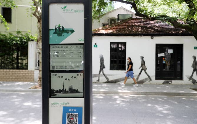 (220522) -- SHANGHAI, May 22, 2022 -- A bus stop information screen displays the arrival information of vehicles in real time in Shanghai, east China, May 22, 2022. Shanghai started to resume cross-district public transport starting from Sunday. Transport service on four subway lines and 273 bus routes has resumed on Sunday covering the central urban areas and the city s airports, railway stations, and hospitals. Passengers are allowed to use the public transport system only when they have negative result certificates for nucleic acid testing taken within 48 hours. ) CHINA-SHANGHAI-PUBLIC TRANSPORTATION-RESUMPTION (CN) FangxZhe 