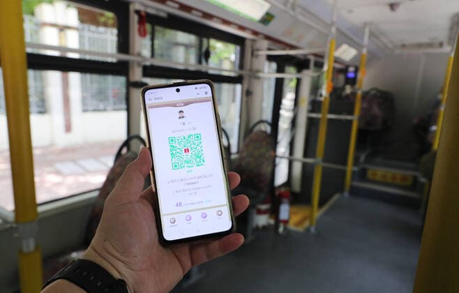 (220522) -- SHANGHAI, May 22, 2022 -- A passenger shows the scanning result of a QR code on a bus in Shanghai, east China, May 22, 2022. Shanghai started to resume cross-district public transport starting from Sunday. Transport service on four subway lines and 273 bus routes has resumed on Sunday covering the central urban areas and the city s airports, railway stations, and hospitals. Passengers are allowed to use the public transport system only when they have negative result certificates for nucleic acid testing taken within 48 hours. ) CHINA-SHANGHAI-PUBLIC TRANSPORTATION-RESUMPTION (CN) FangxZhe 