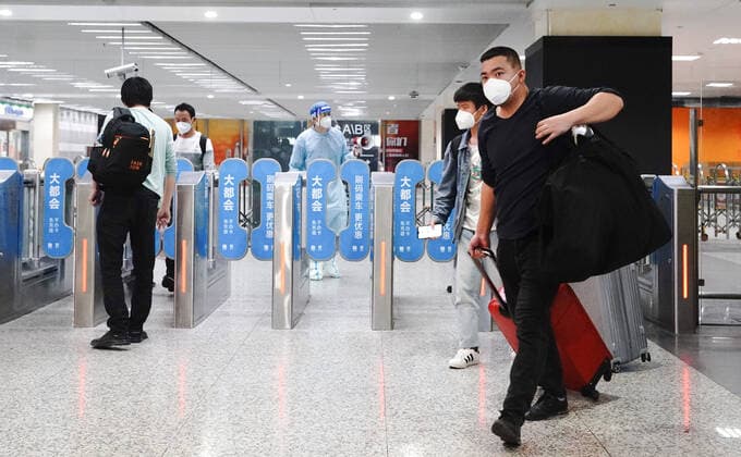 (220522) -- SHANGHAI, May 22, 2022 -- Passengers taking railway transit arrive at Hongqiao Railway Station in Shanghai, east China, May 22, 2022. Shanghai started to resume cross-district public transport starting from Sunday. Transport service on four subway lines and 273 bus routes has resumed on Sunday covering the central urban areas and the city s airports, railway stations, and hospitals. Passengers are allowed to use the public transport system only when they have negative result certificates for nucleic acid testing taken within 48 hours. ) CHINA-SHANGHAI-PUBLIC TRANSPORTATION-RESUMPTION (CN) DingxTing 