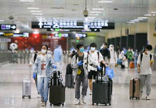 (220522) -- SHANGHAI, May 22, 2022 -- Passengers taking railway transit arrive at Hongqiao Railway Station in Shanghai, east China, May 22, 2022. Shanghai started to resume cross-district public transport starting from Sunday. Transport service on four subway lines and 273 bus routes has resumed on Sunday covering the central urban areas and the city s airports, railway stations, and hospitals. Passengers are allowed to use the public transport system only when they have negative result certificates for nucleic acid testing taken within 48 hours. ) CHINA-SHANGHAI-PUBLIC TRANSPORTATION-RESUMPTION (CN) DingxTing 