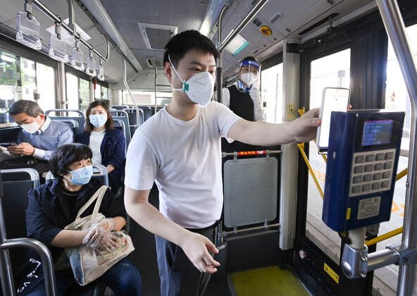 News Bilder des Tages (220522) -- SHANGHAI, May 22, 2022 -- Passengers are seen on a bus in Shanghai, east China, May 22, 2022. Shanghai started to resume cross-district public transport starting from Sunday. Transport service on four subway lines and 273 bus routes has resumed on Sunday covering the central urban areas and the city s airports, railway stations, and hospitals. Passengers are allowed to use the public transport system only when they have negative result certificates for nucleic acid testing taken within 48 hours. ) CHINA-SHANGHAI-PUBLIC TRANSPORTATION-RESUMPTION (CN) LixHe 