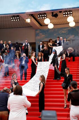 Members of the feminist movement Les Colleuses hold a banner with the names of 129 women who have died of domestic violence since the last Cannes Film Festival at the premiere of the feature film Holy Spider Les nuits de Mashhad at the Festival de Cannes 2022 75 Cannes International Film Festival at the Palais des Festivals Cannes, 22 05 2022. Foto:xS.xGabschx xFuturexImage