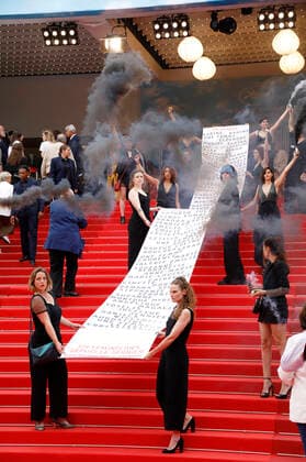 Members of the feminist movement Les Colleuses hold a banner with the names of 129 women who have died of domestic violence since the last Cannes Film Festival at the premiere of the feature film Holy Spider Les nuits de Mashhad at the Festival de Cannes 2022 75 Cannes International Film Festival at the Palais des Festivals Cannes, 22 05 2022. Foto:xS.xGabschx xFuturexImage