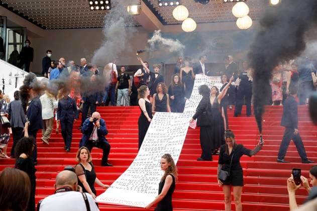 Members of the feminist movement Les Colleuses hold a banner with the names of 129 women who have died of domestic violence since the last Cannes Film Festival at the premiere of the feature film Holy Spider Les nuits de Mashhad at the Festival de Cannes 2022 75 Cannes International Film Festival at the Palais des Festivals Cannes, 22 05 2022. Foto:xS.xGabschx xFuturexImage
