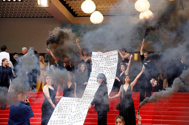 Members of the feminist movement Les Colleuses hold a banner with the names of 129 women who have died of domestic violence since the last Cannes Film Festival at the premiere of the feature film Holy Spider Les nuits de Mashhad at the Festival de Cannes 2022 75 Cannes International Film Festival at the Palais des Festivals Cannes, 22 05 2022. Foto:xS.xGabschx xFuturexImage