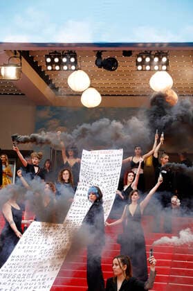 Members of the feminist movement Les Colleuses hold a banner with the names of 129 women who have died of domestic violence since the last Cannes Film Festival at the premiere of the feature film Holy Spider Les nuits de Mashhad at the Festival de Cannes 2022 75 Cannes International Film Festival at the Palais des Festivals Cannes, 22 05 2022. Foto:xS.xGabschx xFuturexImage