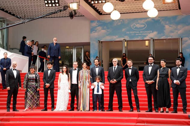 Sara Fazilat, Forouzan Jamshidnejad, Sol Bondy, Zar Amir Ebrahimi, Ali Abbasi, Mehdi Bajestani, Jacob Jarek and guests at the premiere of the feature film Holy Spider Les nuits de Mashhad at the Festival de Cannes 2022 75 Cannes International Film Festival at the Palais des Festivals Cannes, 22 05 2022. Foto:xS.xGabschx xFuturexImage