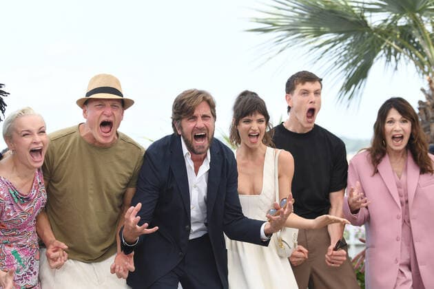 Vicki Berlin, Woody Harrelson, Ruben Ostlund, Charlbi Dean Kreik, Harris Dickinson and Iris Berben attend the photocall for Triangle Of Sadness during the 75th Cannes Film Festival in Cannes, France. MAY 22nd 2022  RHDx22162