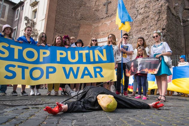 News Themen der Woche KW20 News Bilder des Tages Rome 22 May 2022: Ukraine, flash mob of the community of Rome, in Piazza della Repubblica. Ps: the photo can be used in compliance with the context in which it was taken, and without the defamatory intent of the decorum of the people represented.  Copyright: xStefanoxRonchinix xipa-agency.nex xStefanoxRonchinix
