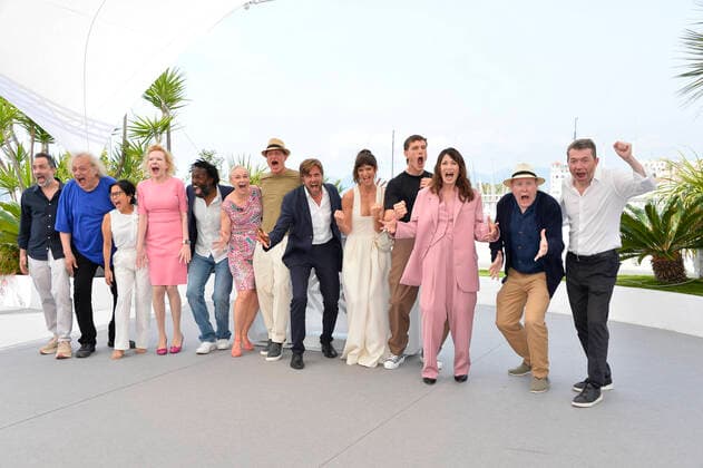 Erik Hemmendorff, Zlatko Buric, Dolly De Leon, Sunnyi Melles, Jean Christophe Folly, Vicki Berlin, Woody Harrelson, Ruben Ostlund, Charlbi Dean, Harris Dickinson, Iris Berben, Henrik Dorsin und Philippe Bober Photocall Triangle of Sadness 75. Internationale Filmfestspiele von Cannes am Palais des Festivals Cannes 22. Mai 2022 *** Erik Hemmendorff, Zlatko Buric, Dolly De Leon, Sunnyi Melles, Jean Christophe Folly, Vicki Berlin, Woody Harrelson, Ruben Ostlund, Charlbi Dean, Harris Dickinson, Iris Berben, Henrik Dorsin and Philippe Bober Photocall Triangle of Sadness 75 Cannes International Film Festival at the Palais des Festivals Cannes 22 May 2022.