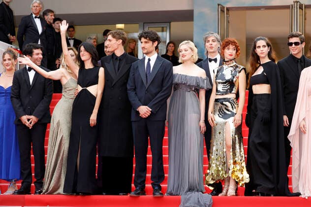Alexandra Henochsberg, Louis Garrel, Valeria Bruni Tedeschi, Suzanne Lindon, Sofiane Bennacer, Vassili Schneider, Nadia Tereszkiewcz, Micha Lescot, Clara Bretheau, Lena Garrel and Noham Edje at the premiere of the feature film Forever Young Les Amandiers at the Festival de Cannes 2022 75 Cannes International Film Festival at the Palais des Festivals Cannes, 22 05 202 Foto:xD.xBedrosianx xFuturexImage