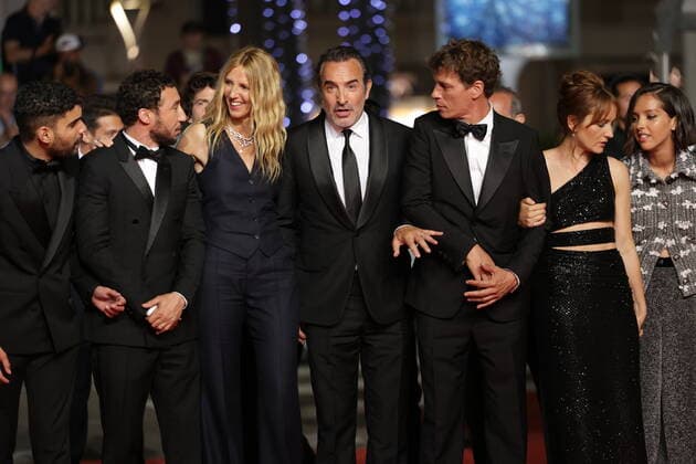 75eme Festival International du Film de Cannes. Montee des marches du film Novembre . 75yj International cannes Film festival. Red Carpet of November movie. 280589 0000-00-00 Cannes France Kiberlain, Sandrine; Dujardin, Jean; Demoustier, Anaïs; Jimenez, Cedric  Copyright: xTerencexBaelenx STAR_280589_012