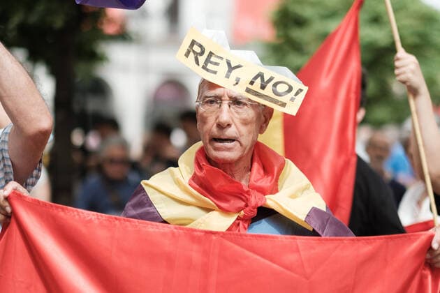 Bilder des Jahres 2022, News 05 Mai News Themen der Woche KW20 News Bilder des Tages May 22, 2022, Madrid, Spain: A protester seen with a sign on his forehead that reads king no during the anti-monarchy demonstration in Madrid. The protest coincided with the return to Spain of former king Juan Carlos I. Madrid Spain - ZUMAs197 20220522_zaa_s197_087 Copyright: xAtilanoxGarciax