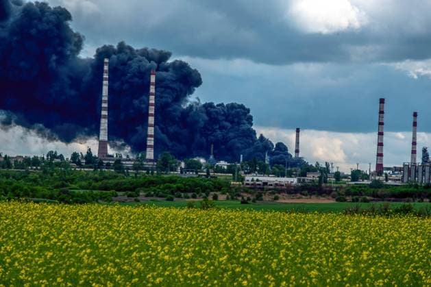 Ukraine-Krieg, Jahrestag der Invasion, Chronologie der Ereignisse, Archivbilder Bilder des Jahres 2022, News 05 Mai News Themen der Woche KW20 News Bilder des Tages May 22, 2022, Lysycahans k, Ukraine: Smoke rises to the sky after Russian shells hit Lysychansk oil refinery. Lysychansk is an elongated city on the high right bank of the Donets River, Luhansk region..The city is part of a metropolitan area that includes Syeverodonetsk and Rubizhne; the three towns together constitute one of Ukraine™s largest chemical complexes. The city is under attack by Russian army and heavily bombed daily. It is about 10 km from the frontline, Russian troops are moving towards it. Lysycahans k Ukraine - ZUMAs197 20220522_zab_s197_019 Copyright: xRickxMavex