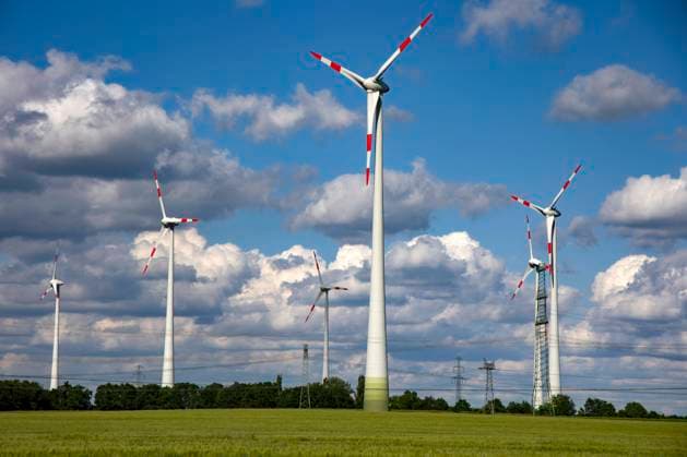 Ein Windraeder in den gruenen Feldern gegen blauen Himmel bei Nauen in Brandenburg am 22. Mai 2022. Reiseziel Brandenburg *** A wind turbine in the green fields against blue sky near Nauen in Brandenburg on 22 May 2022 Destination Brandenburg