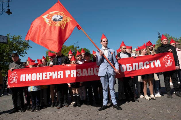 News Themen der Woche KW20 News Bilder des Tages May 22, 2022, Moscow, Russia: Young boys and girls during a ceremony to celebrate joining the Pioneers organization and 100th anniversary of the All-Union Pioneer Organization. Pro-Communist Russians are trying to preserve the Young Pioneers, which used to be the Communist league for pre-teens in the Soviet Union. Moscow Russia - ZUMA 20220522_mda_b208_118 Copyright: xVictorxBerezkinx