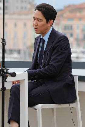 May 22, 2022, Cannes, Cote d Azur, France: SQUID GAME star LEE JUNG-JAE of South Korea is being interviewed during 75th annual Cannes Film Festival Cannes France - ZUMAc179 20220522_zep_c179_125 Copyright: xMickaelxChavetx