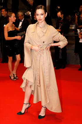 Emilia Schüle at the premiere of the feature film November Novembre at the Festival de Cannes 2022 75 Cannes International Film Festival at the Palais des Festivals Cannes, 22 05 2022 Foto:xS.xGabschx xFuturexImage