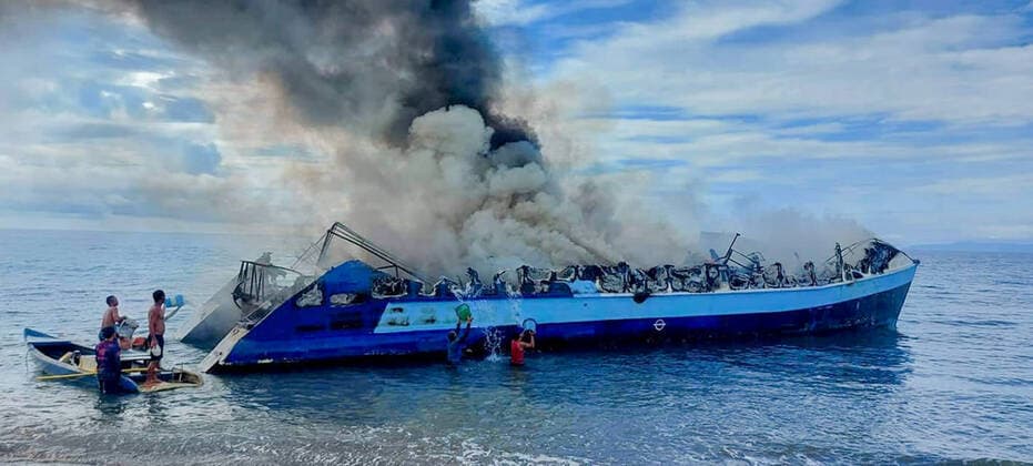 Bilder des Jahres 2022, News 05 Mai News Themen der Woche KW21 News Bilder des Tages (220523) -- QUEZON PROVINCE, May 23, 2022 -- Smoke billows from a burning ferry in Quezon Province, the Philippines on May 23, 2022. A ferry with 124 passengers and 10 crew members on board caught fire on Monday while traveling to a town in Quezon province on the main Luzon island, leaving at least seven dead, a spokesperson for the Philippine Coast Guard () said. ( Handout via Xinhua) PHILIPPINES-QUEZON PROVINCE-FERRY FIRE PCG 