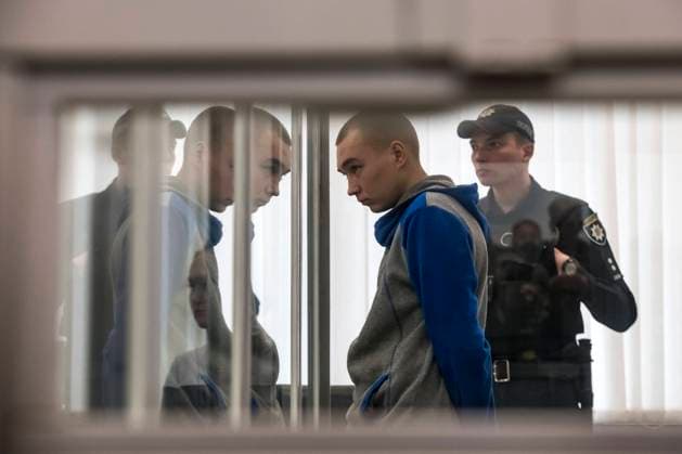Ukraine-Krieg, Jahrestag der Invasion, Chronologie der Ereignisse, Archivbilder News Themen der Woche KW21 News Bilder des Tages Russian Soldier Vadim Shishimarin Was Sentenced To Life In Prison By A Ukrainian Court Russian soldier Vadim Shishimarin, 21, stands inside a cage after he was sentenced to life in prison by a Ukrainian court for killing an unarmed civilian in the first war crimes trial arising from Russia s Feb. 24 invasion, in Kyiv, Ukraine May 23, 2022 Kyiv Ukraine  Copyright: xMaxymxMarusenkox originalFilename: musienko-notitle220523_npqO1.jpg