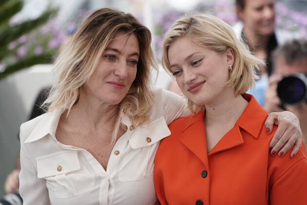 Valeria Bruni Tedeschi - Nadia Tereszkiewicz CELEBRITES : 75Ã me Festival de Cannes - Photocall du film Â« Les Amandiers Â» - 23 05 2022 NorbertScanella Panoramic 