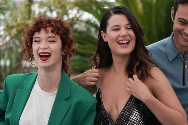Clara Bretheau - Alexia Chardard CELEBRITES : 75Ã me Festival de Cannes - Photocall du film Â« Les Amandiers Â» - 23 05 2022 NorbertScanella Panoramic 