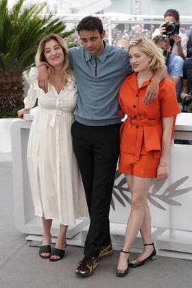 Valeria Bruni Tedeschi - Sofiane Bennacer - Nadia Tereszkiewicz CELEBRITES : 75Ã me Festival de Cannes - Photocall du film Â« Les Amandiers Â» - 23 05 2022 NorbertScanella Panoramic 