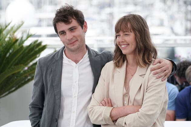 Simon Depardon (RÃ alisateur - France) - Marie Perennes (RÃ alisatrice - France) CELEBRITES : 75Ã me Festival de Cannes - Photocall du film Â« Riposte FÃ ministe Â» - 23 05 2022 NorbertScanella Panoramic 