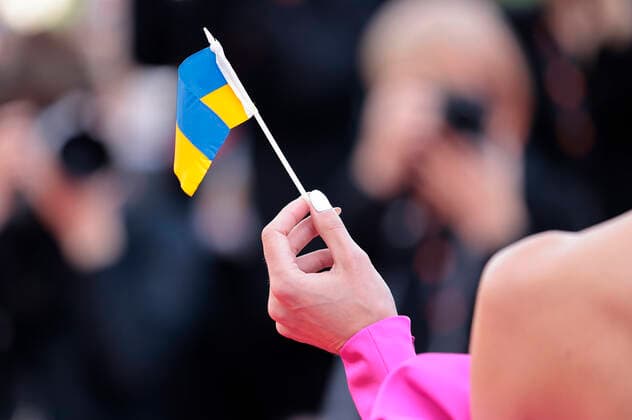 Guest with Ukraine flag at the premiere of the feature film Decision to Leave Heojil kyolshim at the Festival de Cannes 2022 75 Cannes International Film Festival at the Palais des Festivals Cannes, 23 05 2022 Foto:xS.xGabschx xFuturexImage