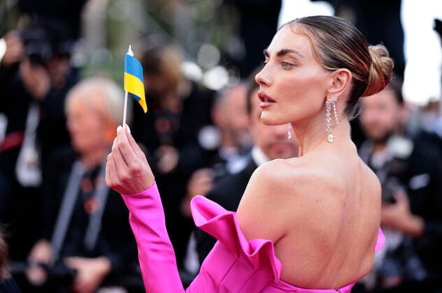 Guest with Ukraine flag at the premiere of the feature film Decision to Leave Heojil kyolshim at the Festival de Cannes 2022 75 Cannes International Film Festival at the Palais des Festivals Cannes, 23 05 2022 Foto:xS.xGabschx xFuturexImage