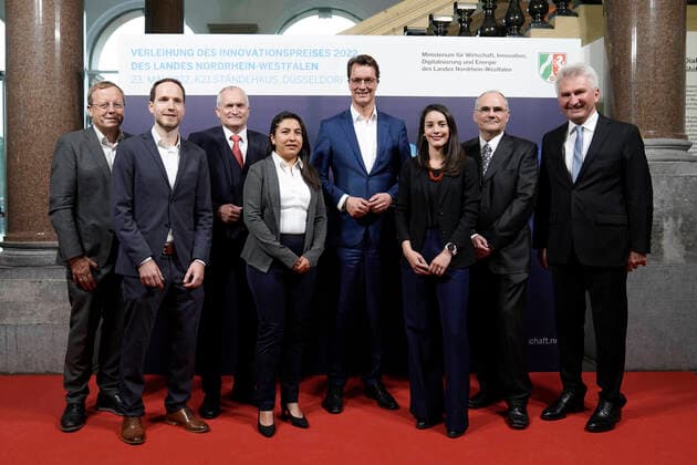 News Themen der Woche KW21 News Bilder des Tages Innovationspreis 2022 Aktuell, 23.05.2022, Gruppenbild Ministerpraesident von Nordrhein-Westfalen Hendrik Wuest (CDU) gemeinsam mit Wirtschaftsminister Professor Andreas Pinkwart und den Preistraegern Elektrotechnik-Ingenieur Professor Dr. Antonello Monti (Aachen); Nicolai Walter in Vertretung fuer Quantentechnologe Dr. Wladick Hartmann (Muenster) und die Biomedizinerin Dr. Gabriela Figueroa Miranda (Juelich); den Ehrenpreis erhielt der Praesident des RWI Leibniz-Institut für Wirtschaftsforschung; Essen; Professor Dr. Christoph M. Schmidt beim Innovationspreis 2022 des Landes Nordrhein-Westfalen in Duesseldorf Duesseldorf Nordrhein-Westfalen Deutschland *** Innovation Award 2022 Current, 23 05 2022, Group picture Prime Minister of Nor