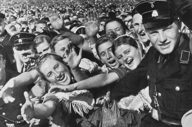The cheering crowd greeting Hitler in BÃ¼ckeberg, 1935 The cheering crowd greeting Adolf Hitler in BÃ¼ckeberg. 1935 Weimar Republic Copyright: xPhoto12 CollectionxparticuliÃ¨rex HTL04112_106