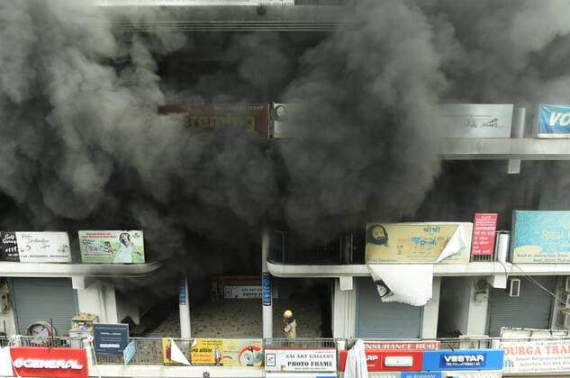 News Themen der Woche KW21 News Bilder des Tages NOIDA, INDIA - MAY 23: Smoke billows from a fire in commercial building at Nithari market located in Sector 31 on May 23, 2022 in Noida, India. (Photo by Sunil Ghosh Hindustan Times) Massive Fire Broke Out In A Commercial Building In Nithari Market Noida