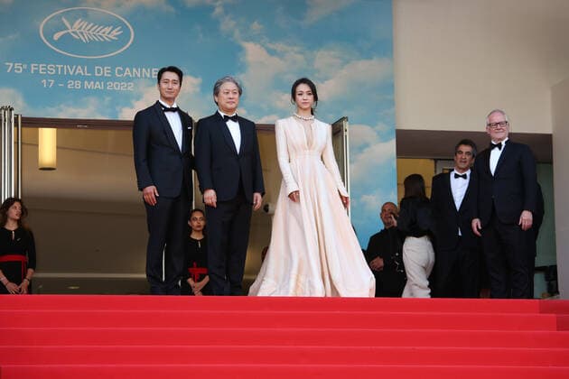75eme Festival International du Film de Cannes. Montee des marches du film Decision to leave . 75th Cannes Film Festival. Red carpet of the film Decision to leave . Park Hae-il, director Park Chan-wook and Tang Wei. 280659 2022-05-23 Cannes France  Copyright: xIsabellexVautierx xStarfacex STAR_280659_126