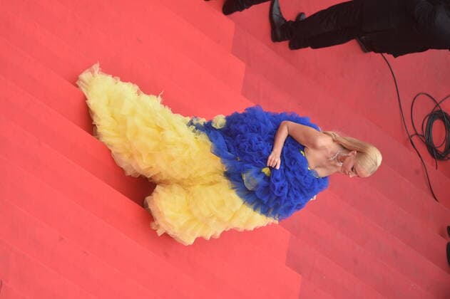 75eme Festival International du Film de Cannes. Marches vues du toit. 75th International Cannes Film Festival. Red Carpet view from the palais roof index robe aux couleurs de l Ukraine 280660 2022-05-22 Cannes France  Copyright: xSergexArnalx xStarfacex STAR_280660_024