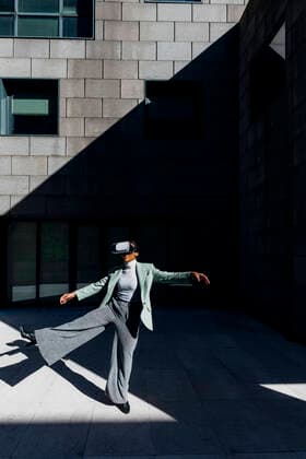 IMAGO Creative: 2022 Favoriten IMAGO Creative: Internationaler Tag der Architektur am 3. Oktober. Thema: Architektur zum Wohlfühlen Businesswoman with virtual reality standing on one leg in front of office building model released, Symbolfoto, MEUF05167