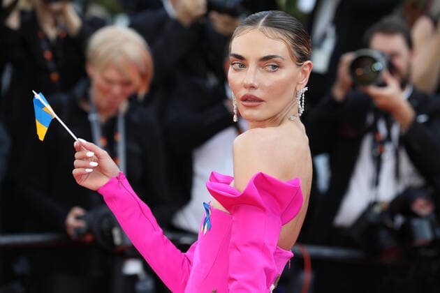 May 23, 2022, Cannes, Cote d Azur, France: Ukrainian model ALINA BAIKOVA attends the Decision to Leave screening with her flag of Ukraine during 75th annual Cannes Film Festival. Cannes France - ZUMAc179 20220523_zep_c179_247 Copyright: xMickaelxChavetx